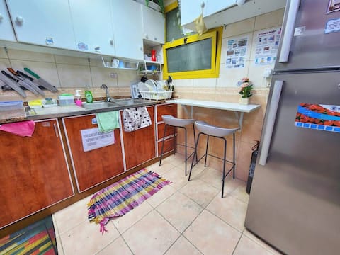 Successful Airbnb property: Central Zen, vibrant streets, near metro, shopping in Al Muraqqabat