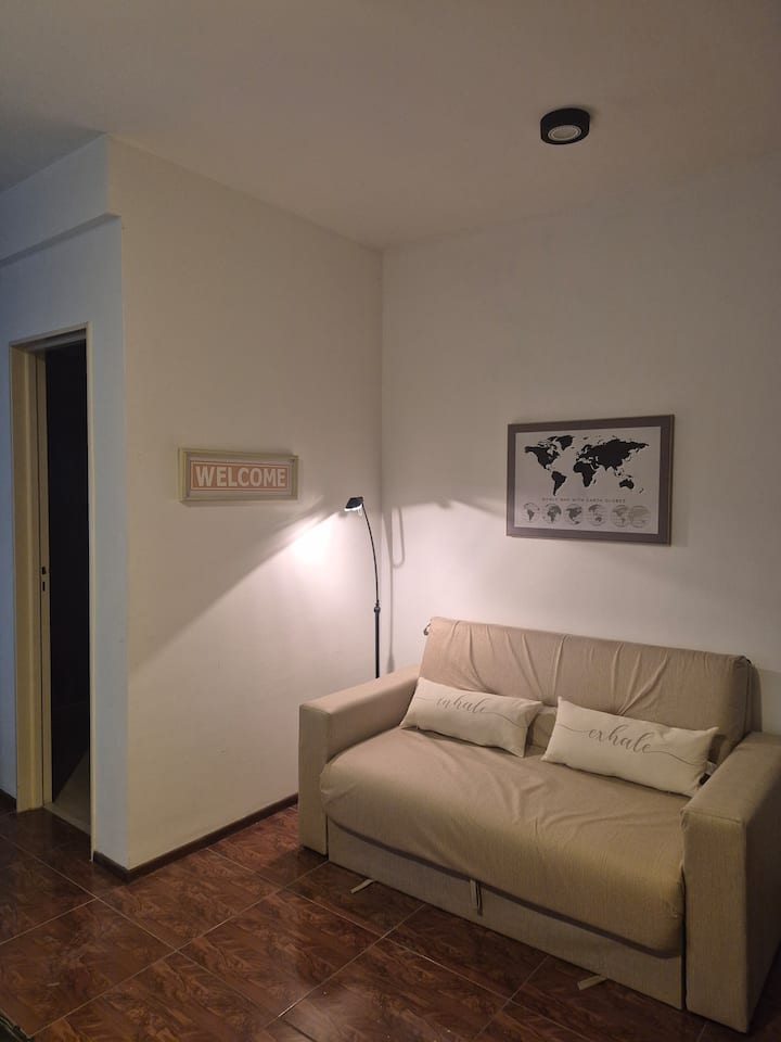 Квартира-студия после ремонта в San Nicolás, окна на улицу