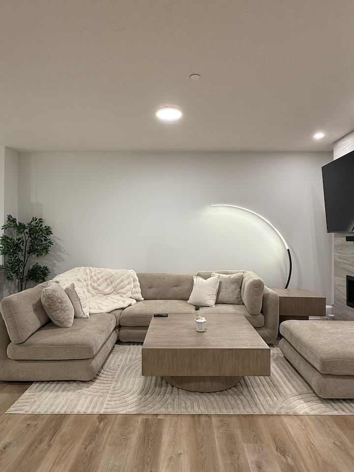 3 Full Bath|free Parking|5 Beds|new Home - Calgary