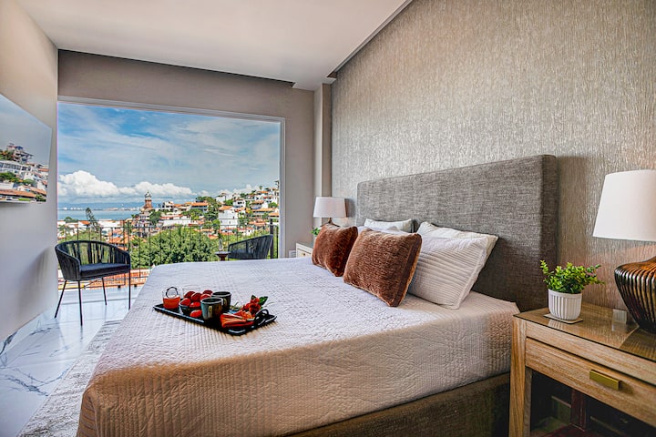 Në anën e djathtë të apartamentit kondominial, kjo dhomë gjumi është e ndarë nga zona e përbashkët me një derë të madhe rrëshqitëse dhe përfshin një krevat dopio "king", televizor, ballkon, dollap dhe banjën e vet për një hapësirë të rehatshme dhe të pavarur.