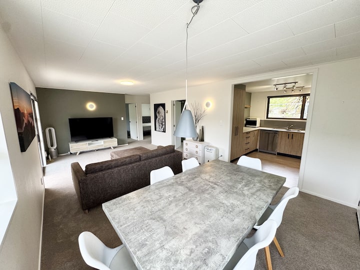 Modern Two-bedroom Unit In The Centre Of Wanaka - Wanaka