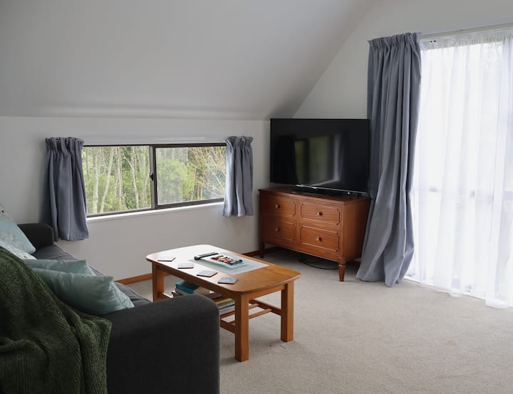 Hill Top Hideaway - Paekākāriki
