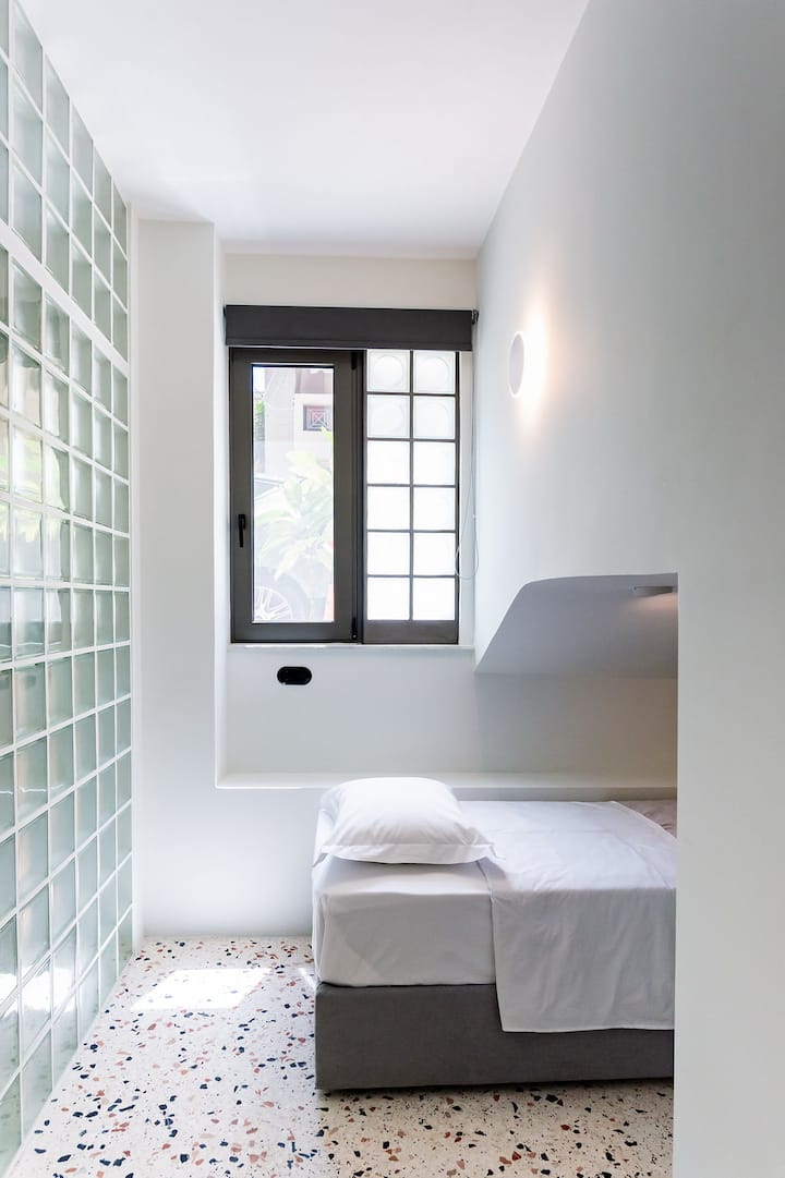 此房源被设计为儿童房，非常适合10岁以下儿童，因为它的一部分是低天花板，儿童认为这是「他们的专属空间」。 配有一张单人床，成人尺寸200厘米* 90厘米，配有豪华床垫和储物空间。