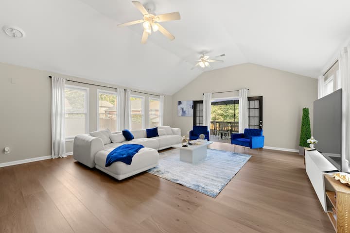 ห้องนั่งเล่นที่สว่างและอบอุ่นพร้อมที่นั่งสบาย ๆ และเข้าถึงลานบ้านได้โดยตรง เพลิดเพลินกับแสงธรรมชาติ บรรยากาศผ่อนคลาย และการไหลเวียนของอากาศในอาคารและกลางแจ้งที่สมบูรณ์แบบ