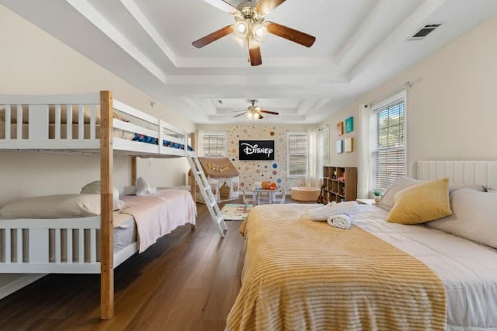 ห้องนอนสำหรับครอบครัวที่กว้างขวางและสว่างพร้อมเตียงควีนไซส์และเตียงสองชั้น — เหมาะสำหรับเด็กหรือกลุ่ม อบอุ่น สนุก และออกแบบมาเพื่อความสะดวกสบายและความบันเทิง