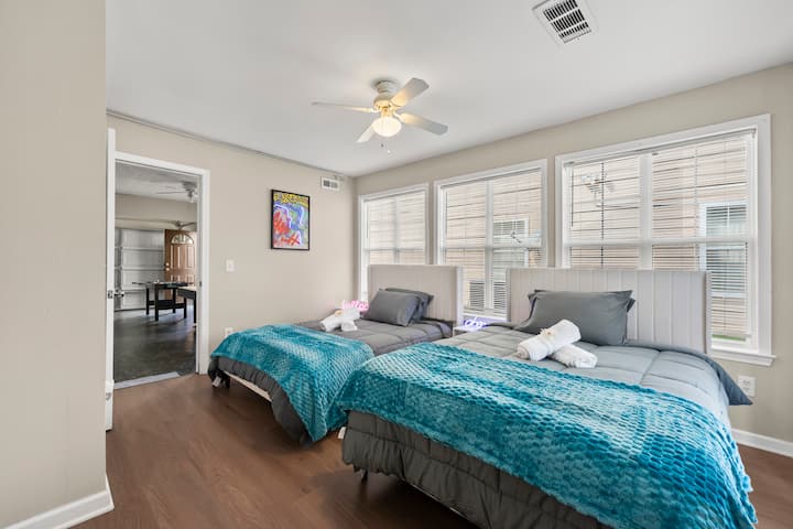 ห้องนอนที่สว่างและมีสไตล์มีเตียงเต็ม 2 เตียง ผ้าห่มที่อบอุ่น และหน้าต่างขนาดใหญ่ที่เติมเต็มพื้นที่ด้วยแสงธรรมชาติ เหมาะสำหรับเพื่อนหรือสมาชิกในครอบครัว
