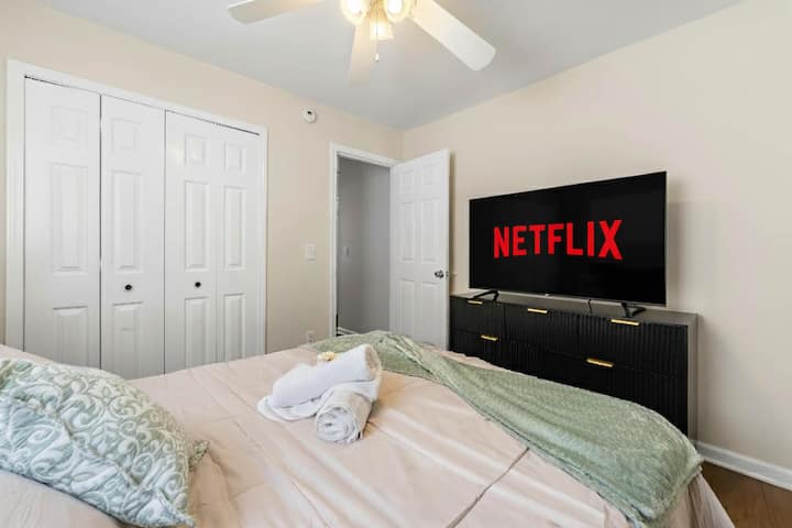 ห้องนอนที่สะดวกสบายมีเตียงควีนไซส์ที่อบอุ่น สมาร์ททีวีพร้อมการเข้าถึงเน็ตฟลิกซ์ และผ้าปูที่นอนใหม่ — เหมาะสำหรับการพักผ่อนหลังจากวันที่ยาวนาน