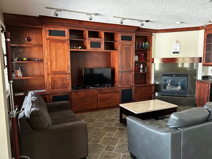 Panorama Walkout Basement Retreat - Calgary