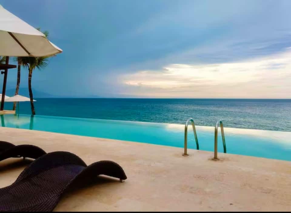 Infiniti Blu Luxury Ocean Front Condos — photo 1