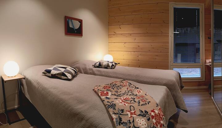 MH 2 (2 camas individuales que se pueden mantener separadas o juntas).  También hay un pequeño espacio de trabajo en la habitación.