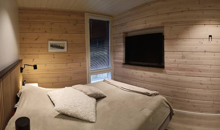 Hay un televisor inteligente de 55" en la pared de MH3. 