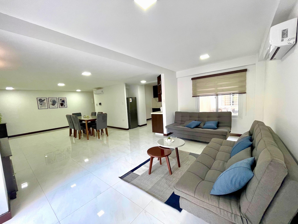 Chumba kilicho na vitanda 2 vya sofa vilivyo na vifaa, televisheni iliyo na tovuti za kutiririsha na chaneli za kitaifa na kimataifa, michezo ya ubao na mapambo ya kisasa