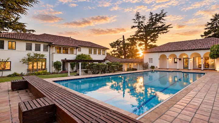 Golden-Era 8BR Wedding, Event & Stay + Pool & Spa