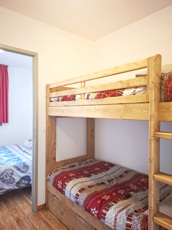 Kreveti na kat i madraci zamijenjeni u studenom 2025. Ladice za goste u kojima se nalaze dodatne deke i jastuci.