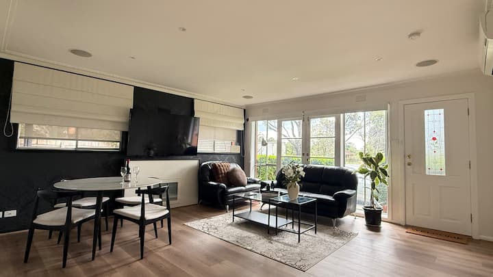 The Wantirna Retreat | Welcoming Family Home - Croydon