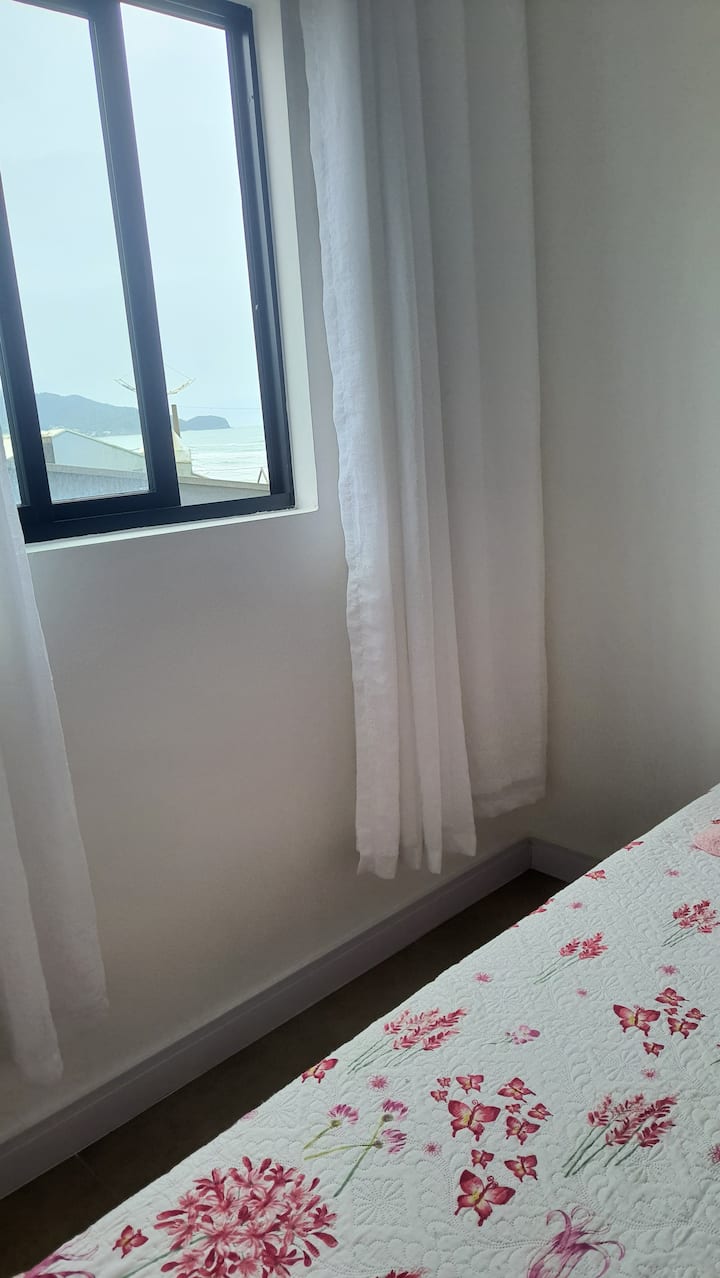 Kamer/suite met uitzicht op zee.
 In de badkamer is alleen het toilet beschikbaar voor gebruik. 
WASTAFEL EN DOUCHE ZIJN NIET GEÏNSTALLEERD.