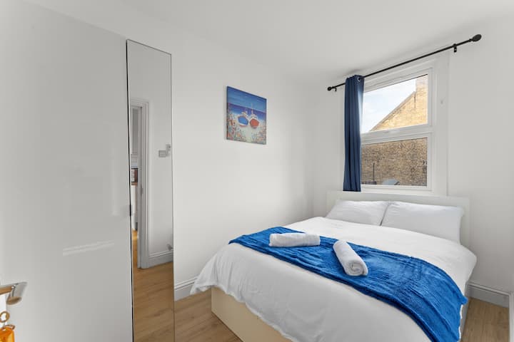 საძილე ოთახი: ორმაგი საწოლი, კომოდი და დიდი გარდერობი სარკით
