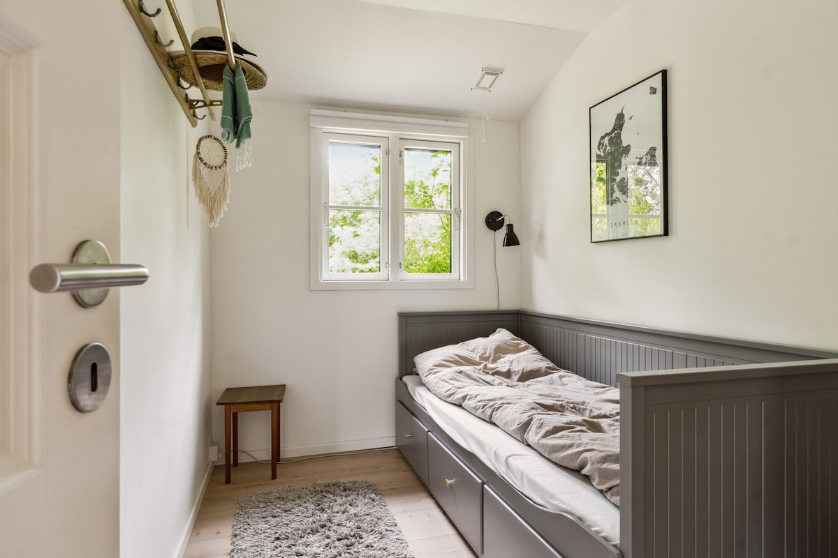 沙发床可折叠成双人床，可供2人使用。