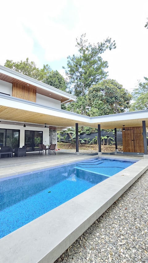 Private Casa steps to the break, pool swim up bar!