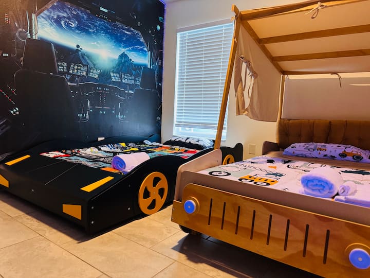 Chumba cha watoto chenye mandhari ya Starwars ya Disney na wanaweza kulala hadi watatu katika vitanda hivi maalumu vya Safari Jeep na Lambo.