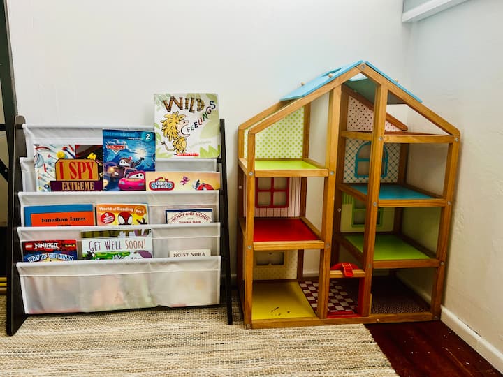 Kuća za lutke i dječje knjige.