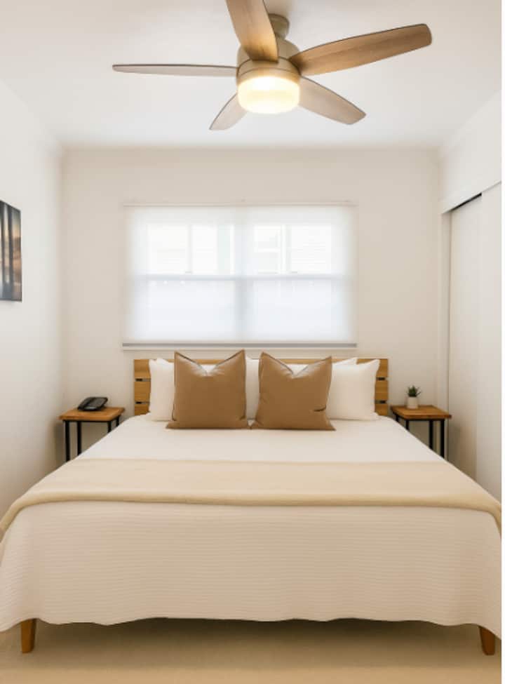 Veliki ormar s 2 police za kovčege, glačalo i daska za glačanje. Suncobran i daske za surfanje u ormaru.