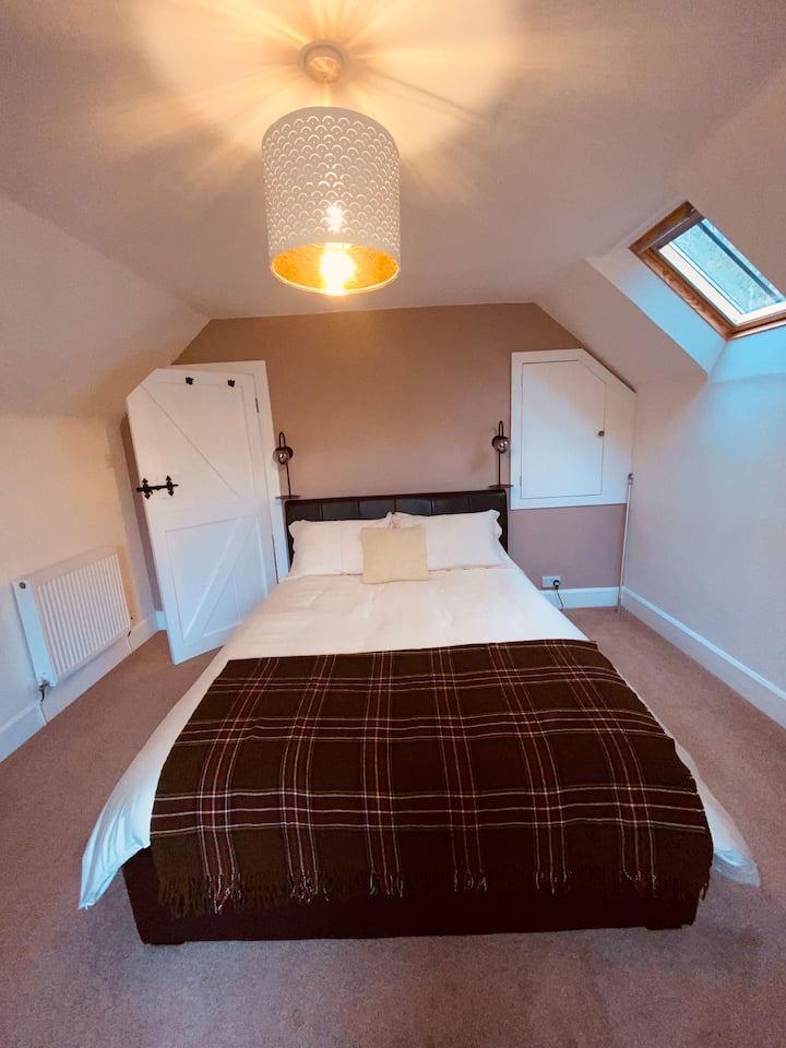 Dormitorio con cama tamaño king y vistas a Rothes Glen