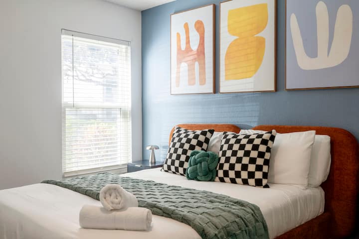  חדר שינה שני מואר ועליז עם מיטת קווין סייז נוחה