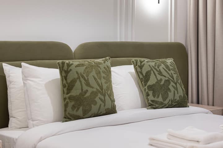 Уютно място за нощувка с двойно легло, много място за багаж и прекрасна гледка към града