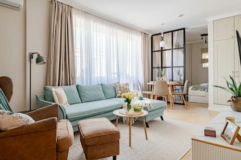Dreamy Balcony- Balcony Apartment in the Heart of Downtown