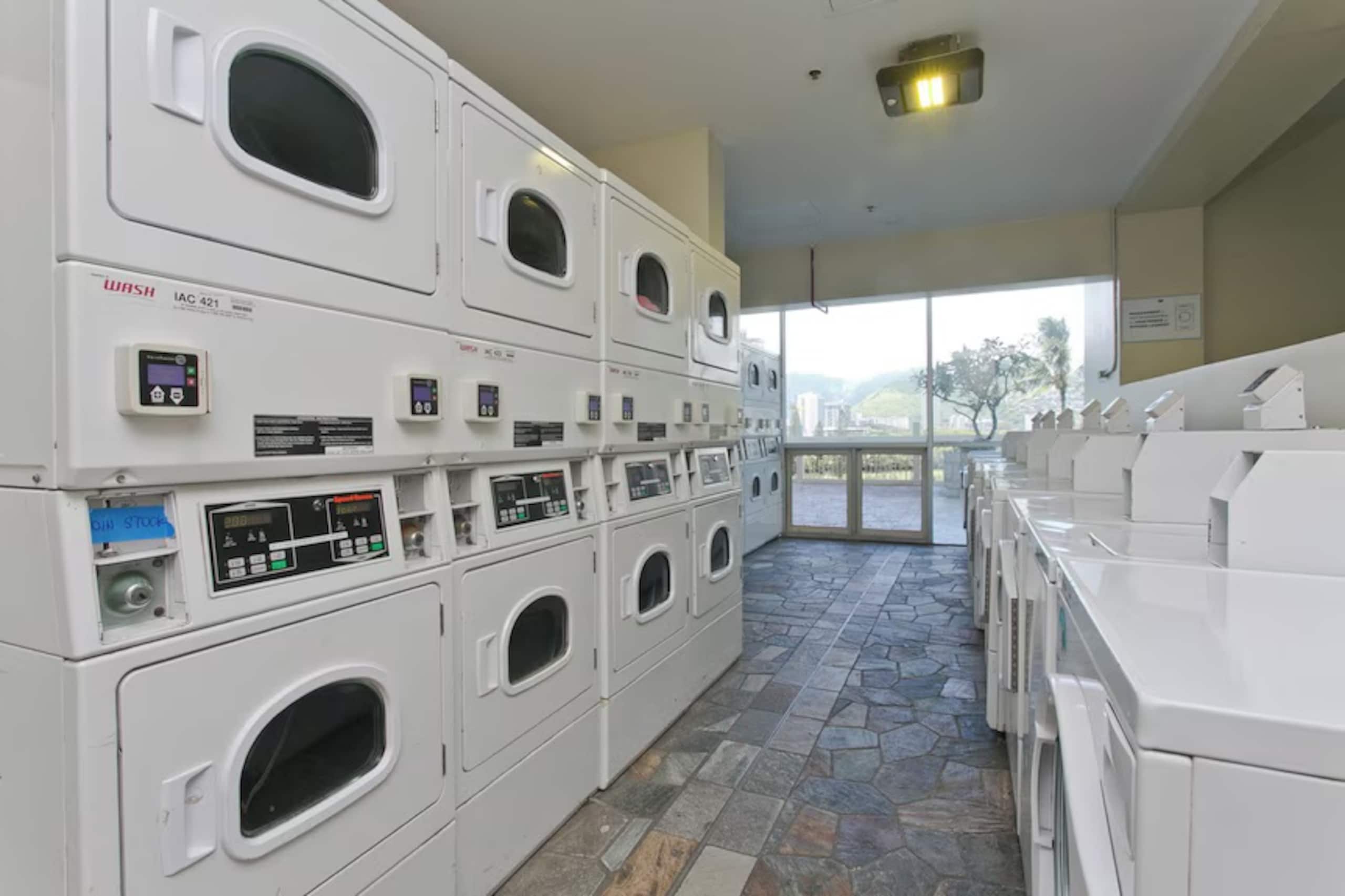 Condo in Honolulu · ★5.0 · 1 bedroom · 2 beds · 1 private bath - Image 42