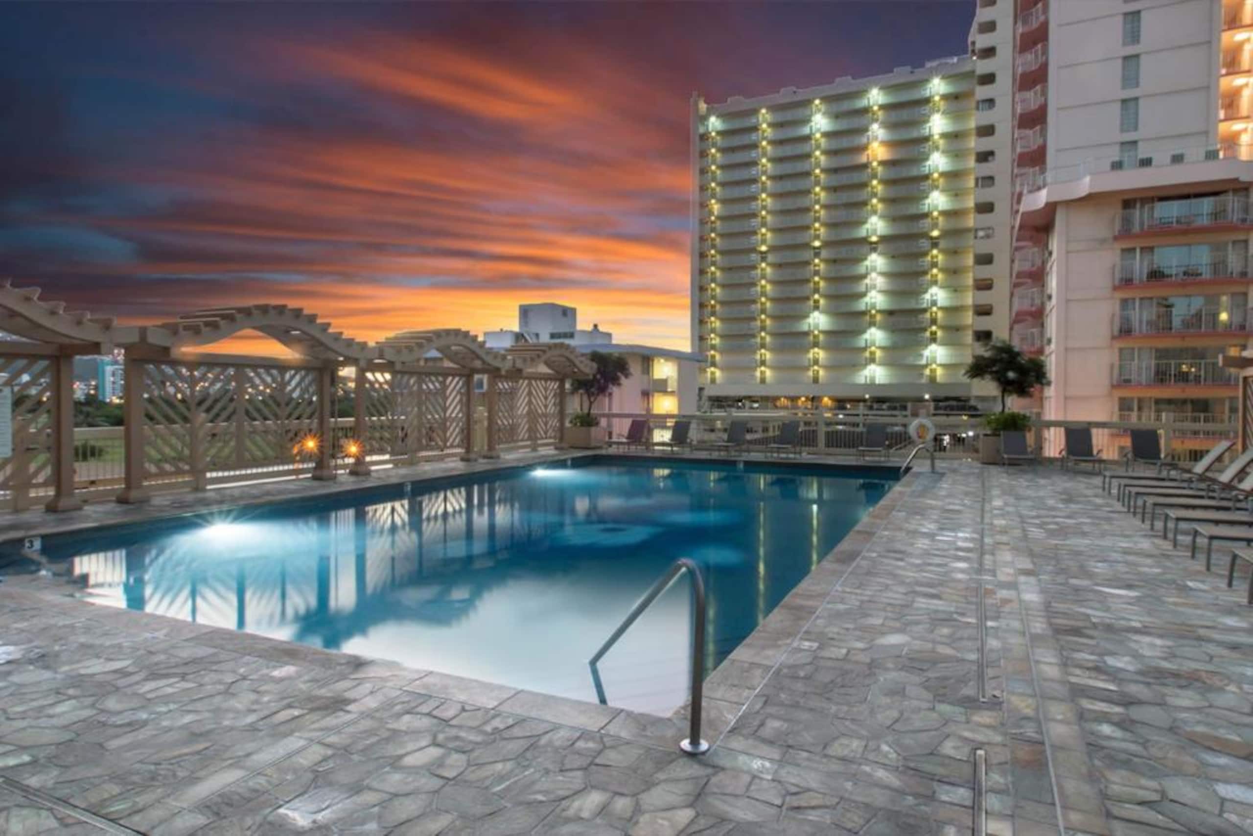 Condo in Honolulu · ★5.0 · 1 bedroom · 2 beds · 1 private bath - Image 38