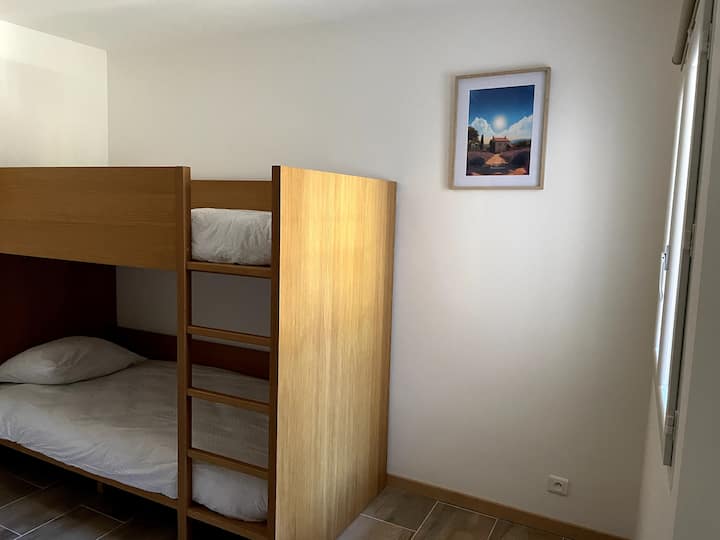 غرفة نوم بسرير بطابقين مكون من سريرين 90 × 200 سم.
الميزات: 
- صندوق به ألعاب للأطفال؛
- ستارة تعتيم للنافذة؛
- لحافان 140 × 220 سم - وسائد 63 × 63 سم.
تقع غرفة النوم في الطابق السفلي.