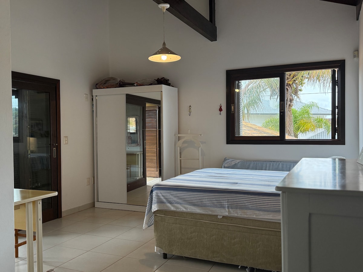 חדר שינה גדול בקומה העליונה עם מיטה זוגית ואפשרות להציב שתי מיטות יחיד (מיטות או מזרנים), יש בו מרפסת גדולה עם נוף חלקי לים ונוף להרים. 