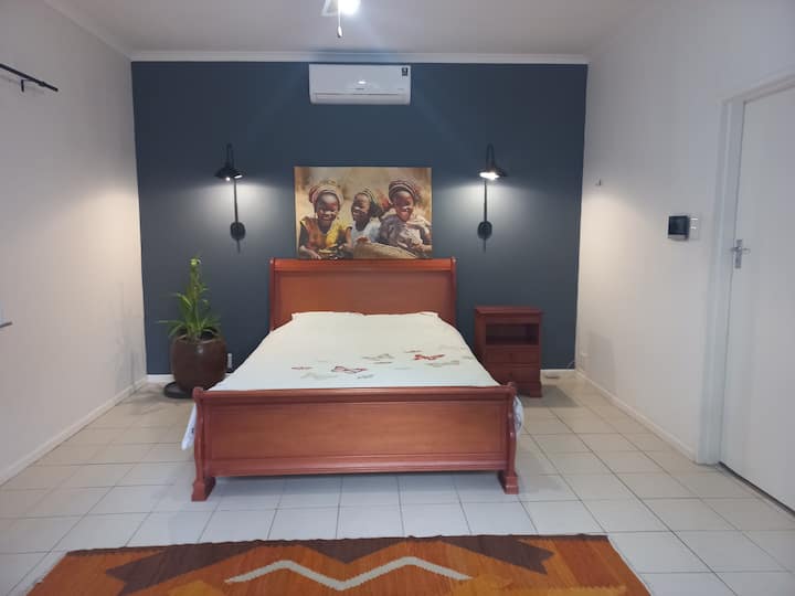 Მთავარი საძინებელი დიდი ზომის საწოლით, კედლის განათება ინტეგრირებული ჩამრთველებით, გაყოფილი დონის კონდიციონერი, 3 სიჩქარიანი ჭერის ვენტილატორი გადამრთველით, საგარდერობო მაგიდა, ჩაშენებული კარადები, ჭიშკრის დომოფონის ეკრანი, დამხმარე სააბაზანო