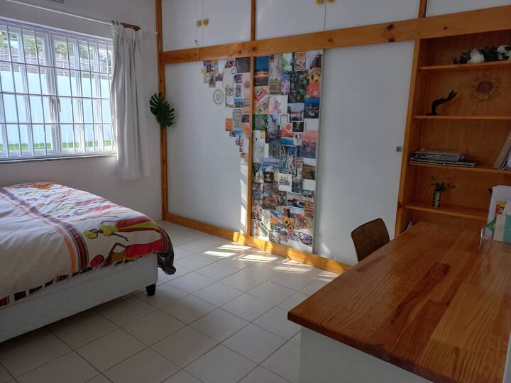 Საძინებელი 2 დიდი ფანჯრებით, რომელიც გადაჰყურებს ბაღს, 100% -იანი ბლოკირებული ფარდა, დედოფლის ზომის საწოლი, 3-სიჩქარიანი ჭერის ვენტილატორი, საწოლის გვერდითი მაგიდა, ჩაშენებული გარდერობი (მხოლოდ მარჯვენა 2 სასრიალო კარი), გარე თაროები, დიდი მაგიდა უჯრებით, მაგიდის სკამი და სარკე მთელ სიგრძეზე.