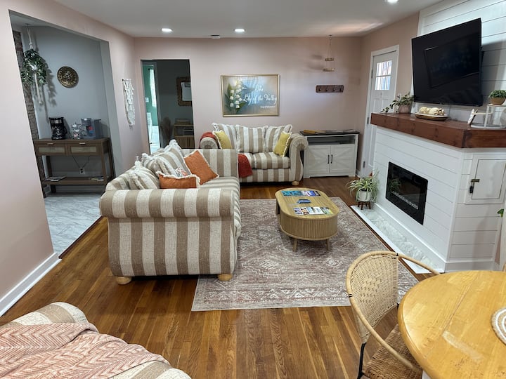 Lily Of The Valley Retreat - Warm Boho Charm - Fort Patrick Henry Lake, TN