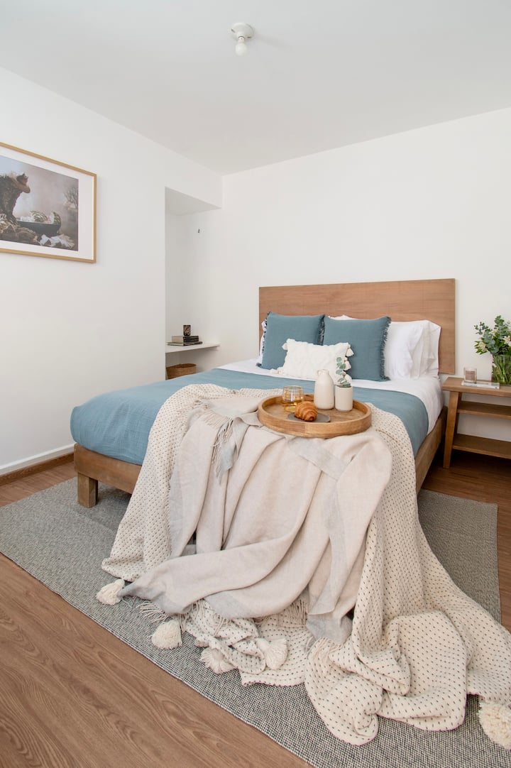 Რბილი ლურჯი პალიტრა და მყუდრო ტექსტურები ამ საძინებელს დახვეწილ, თუმცა სტუმართმოყვარეობას ანიჭებს. Გააზრებული აქცენტები და ფენიანი ქსოვილები თანამედროვე კომფორტს წარმოაჩენს სიმშვიდით.