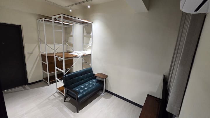 新竹市中心 近城隍廟/大遠百 全新裝潢乾淨舒適 鬧中取靜 交通便利 - 新竹 東區