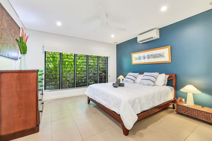 Главна спална соба со брачен кревет (широк 150-179 см), сопствена и WIR