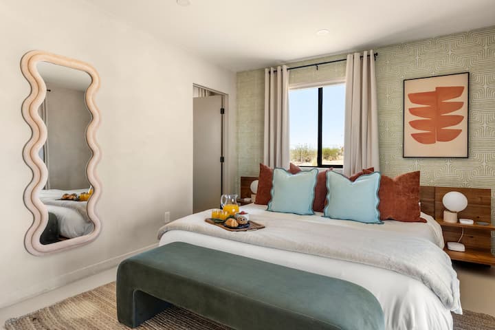 חדר שינה ראשי עם מיטת קינג