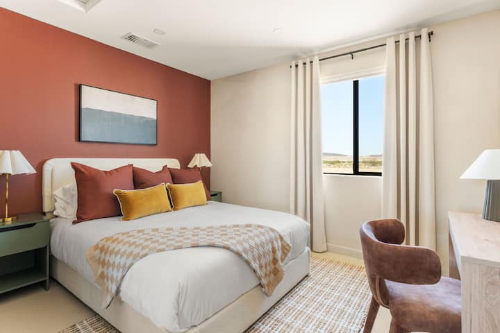 חדר שינה שני עם מיטת קווין סייז