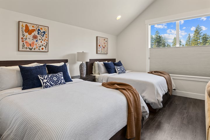 Estudio privado sobre el garaje con dos camas tamaño queen, sofá seccional, escritorio, cocina americana y baño privado.