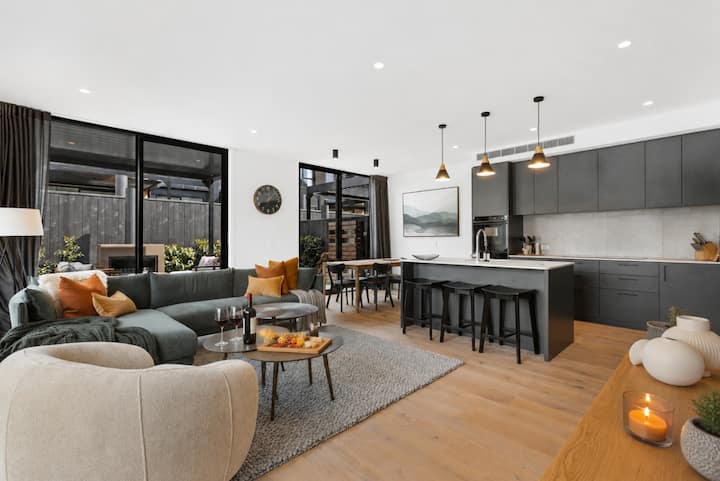 Modern Villa · Outdoor Fireplace . Mountain Views - Wanaka