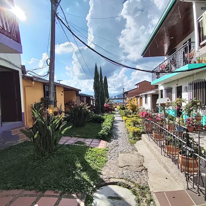 Acogedora Casa En Zona Apacible; Cocina Equipada - Jardín