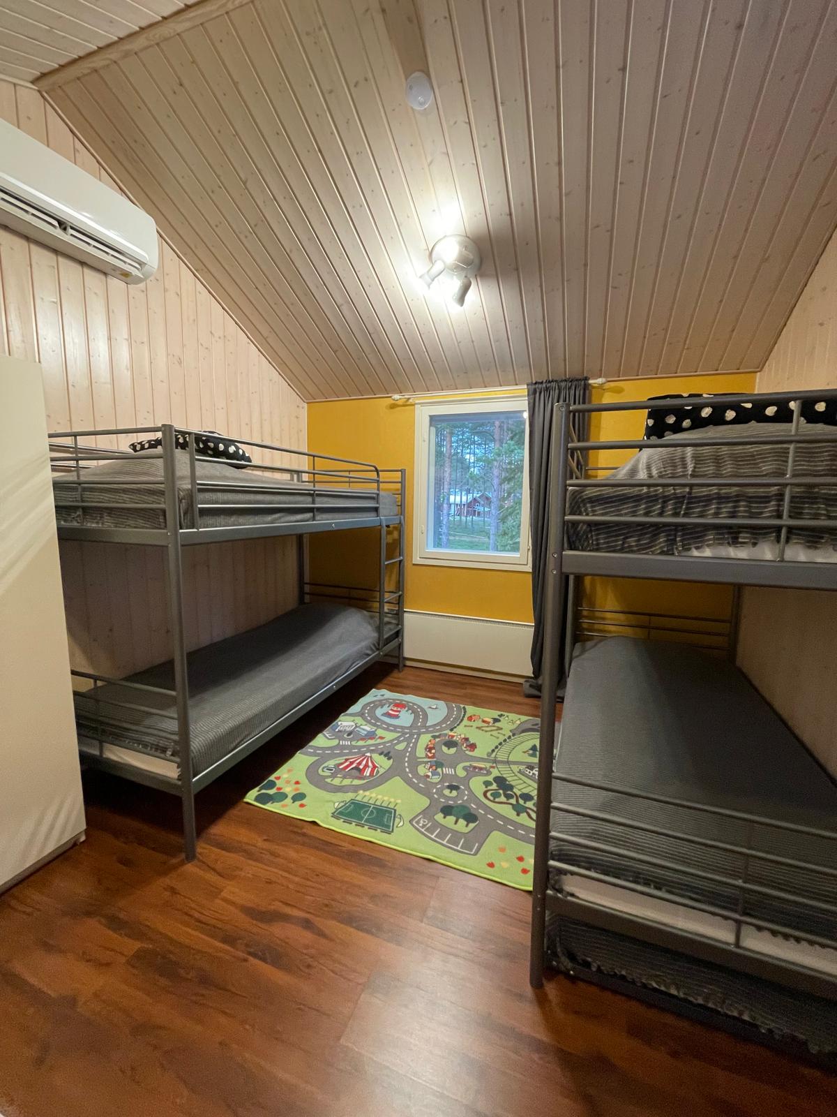 Спалня 2 се намира на втория етаж на къщата. 

Стаята разполага с две двуетажни легла с размери 90 х 200 см, единично легло с размери 90 х 200 см под леглото и детско креватче с размери 60 х 120 см.