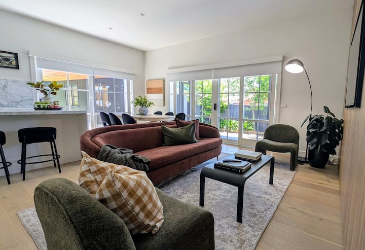 Red Brick Luxury Near Albury’s Heart - 워동가