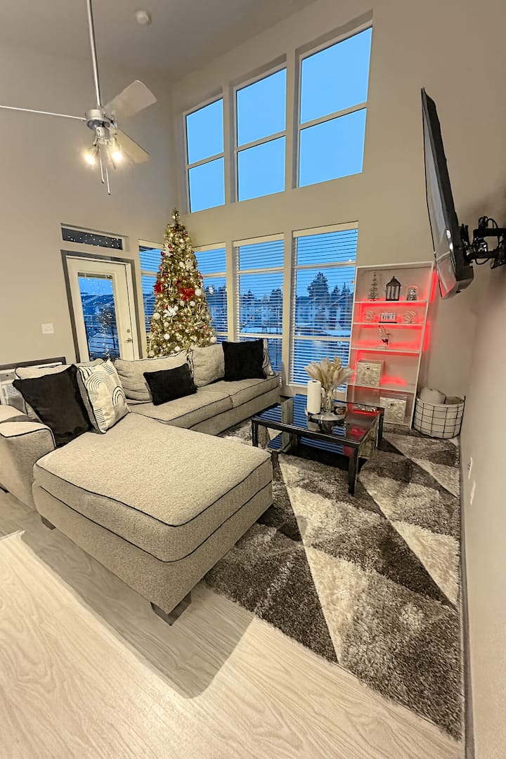 Cozy Modern High-rise Stay • Spokane Valley - Liberty Lake, WA