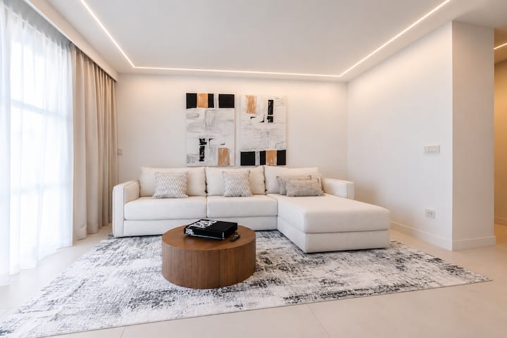 Golfo Aranci'deki AZULIS Villas Aramis'te büyük boy çekyat, oyunlu Xbox, 75 inç akıllı TV ve özel girişe sahip lüks oyun odası. Rahatlamak, oyun oynamak veya mahremiyet içinde konforlu bir şekilde uyumak için esnek bir alan.