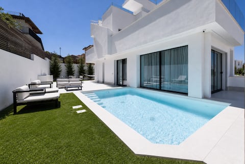 Proprietà Airbnb di successo: Villa Aramis — lift, 3 en-suites & 200m to beach a Golfo Aranci